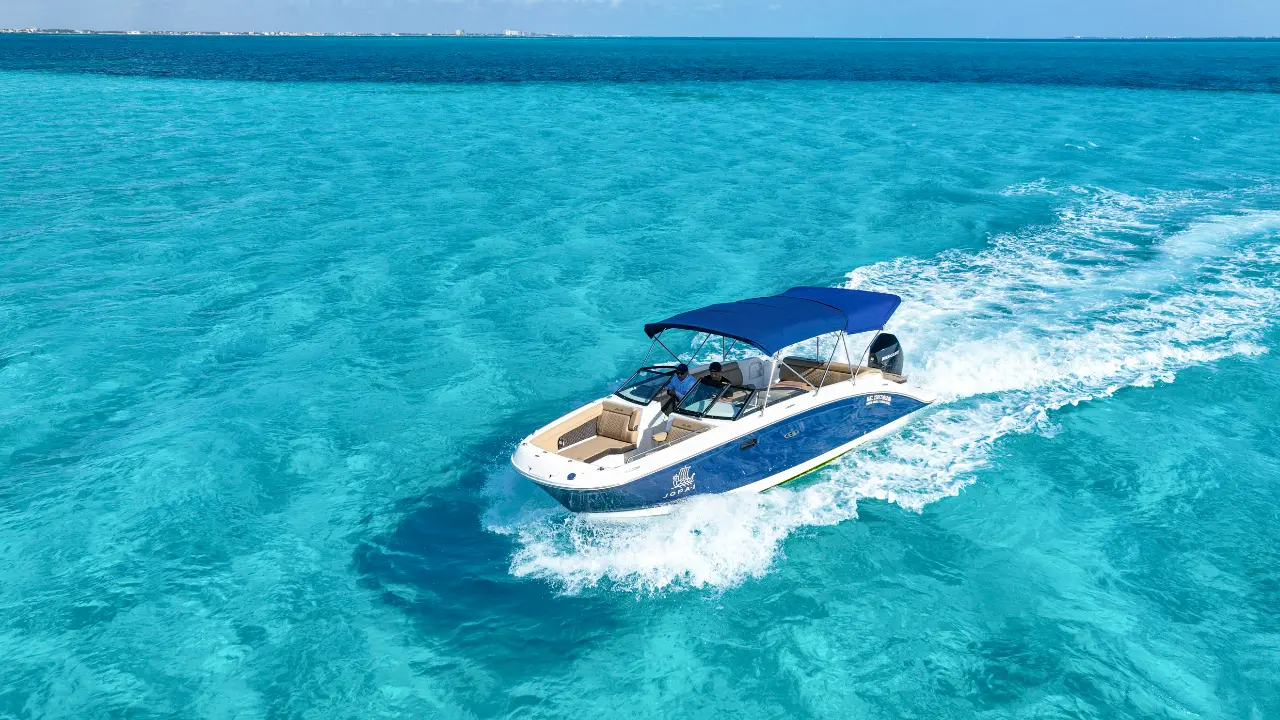 Lancha Jopa navegando en las aguas turquesa de Cancún